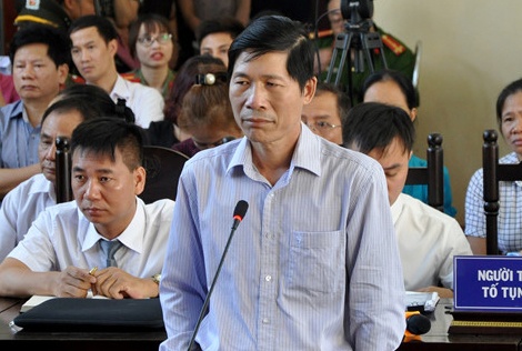 Vi sao Pho giam doc Benh vien da khoa Hoa Binh bi khoi to? hinh anh