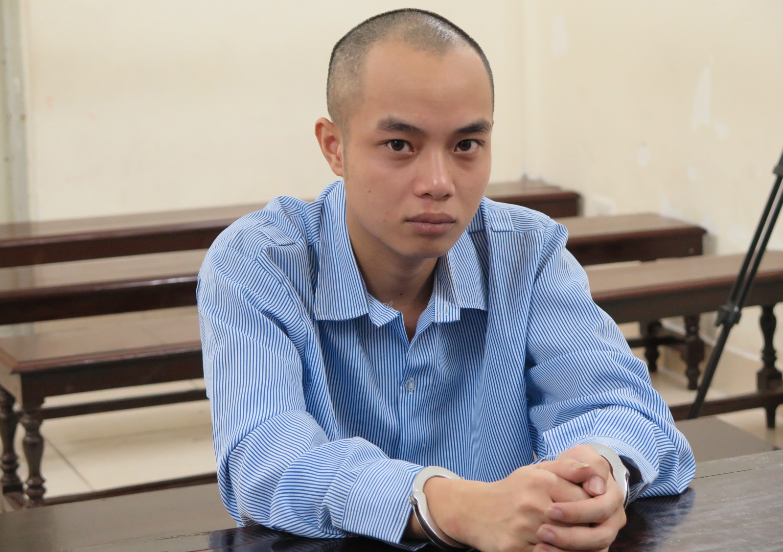 Ga trai nhieu lan 'than mat' voi ban gai nhi duoc giam an hinh anh