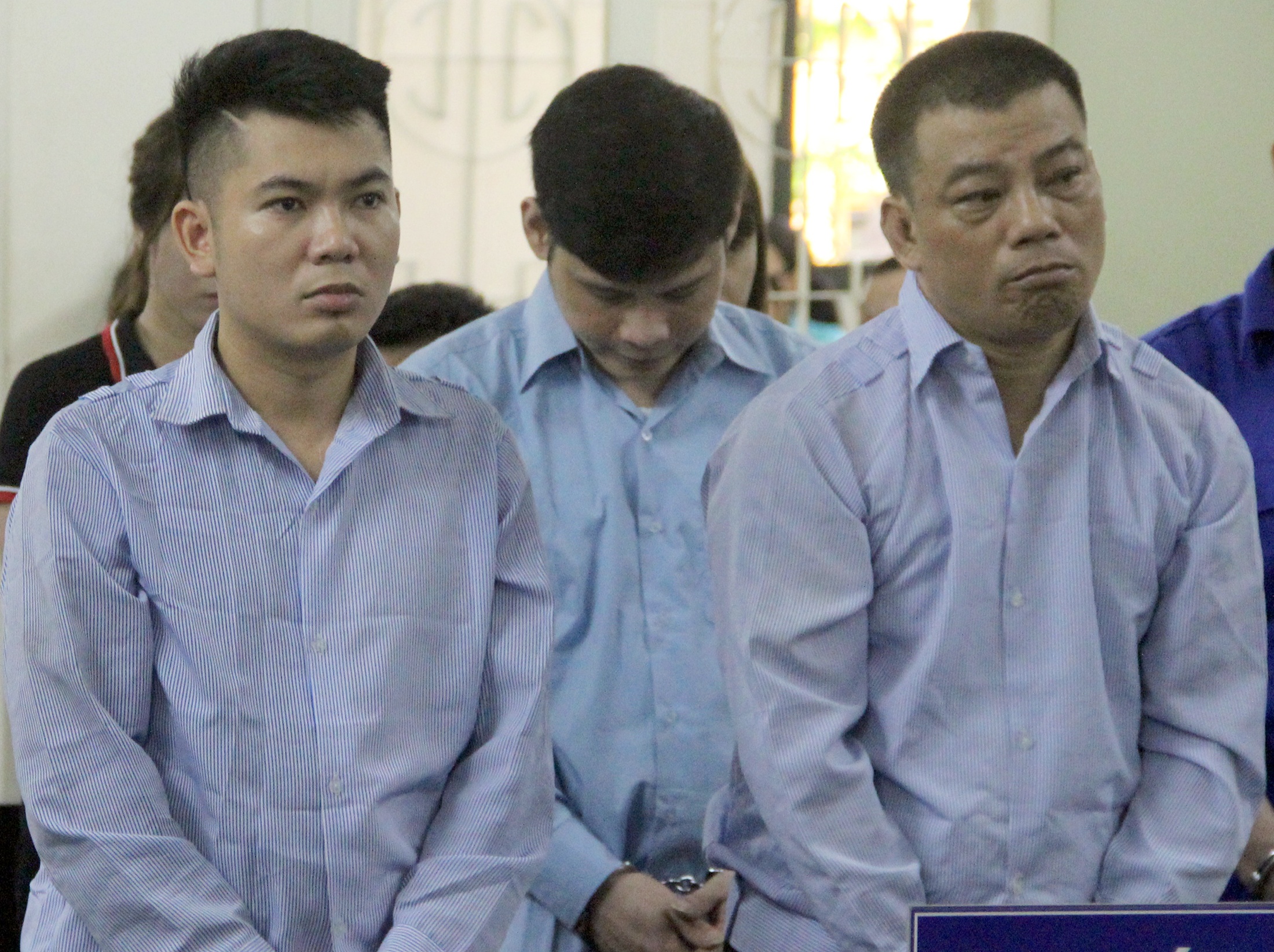 Giang ho ban chet le tan khach san co giay tam than khi ra toa hinh anh