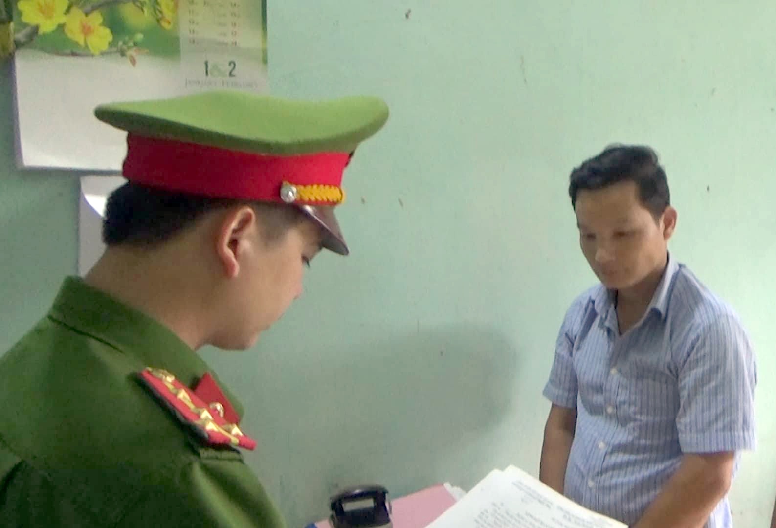 Can bo xa bi dieu tra do nghi an chan tien cua nguoi ngheo hinh anh