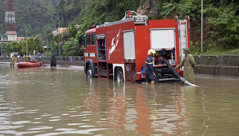 Lap may bom de xoa ngap quoc lo o Quang Ninh hinh anh