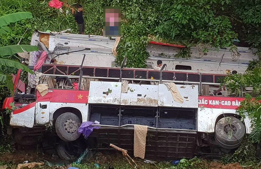 Xe giuong nam cho hon 30 nguoi lao xuong vuc, 4 nguoi tu vong hinh anh