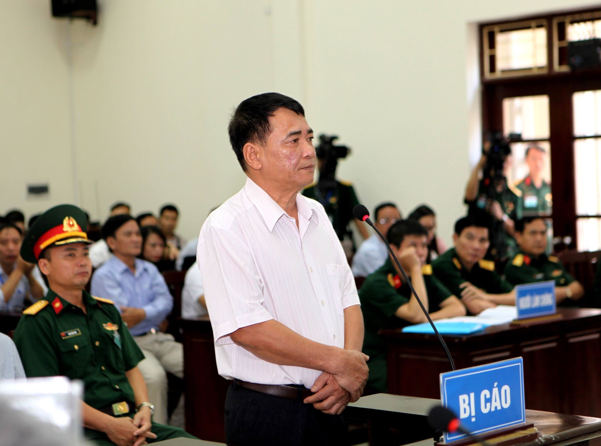 Xét xử Út trọc Đinh Ngọc Hệ ảnh 3 Xet xu Ut troc Dinh Ngoc He anh 3