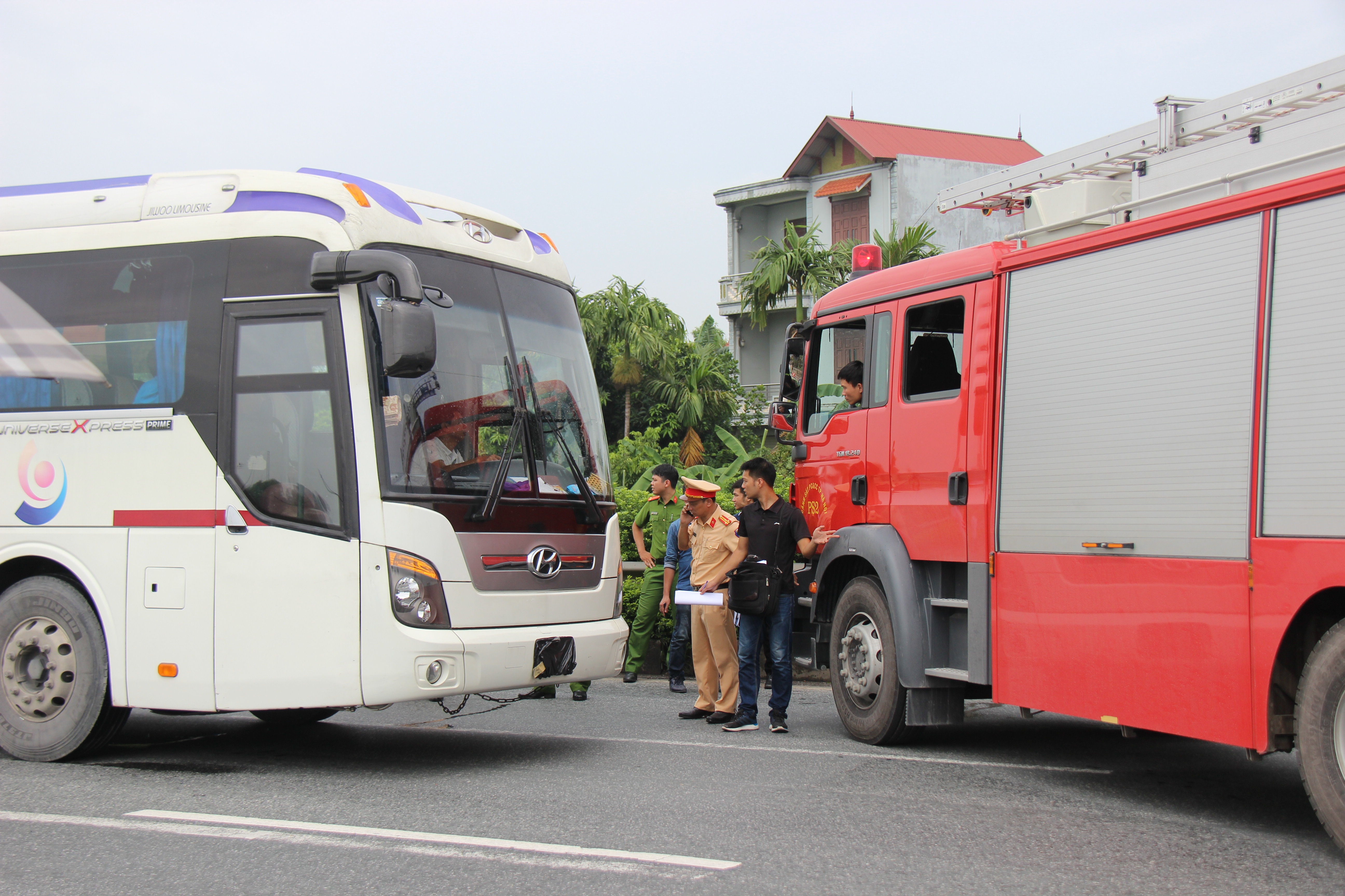 Thuc nghiem hien truong vu xe cuu hoa tong oto khach hinh anh