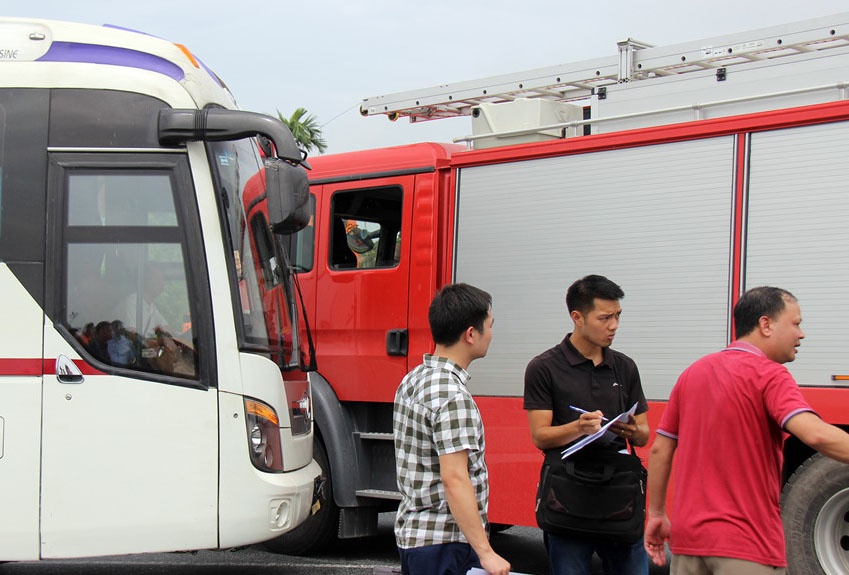 Dung hien truong vu xe cuu hoa chay nguoc chieu tren cao toc hinh anh