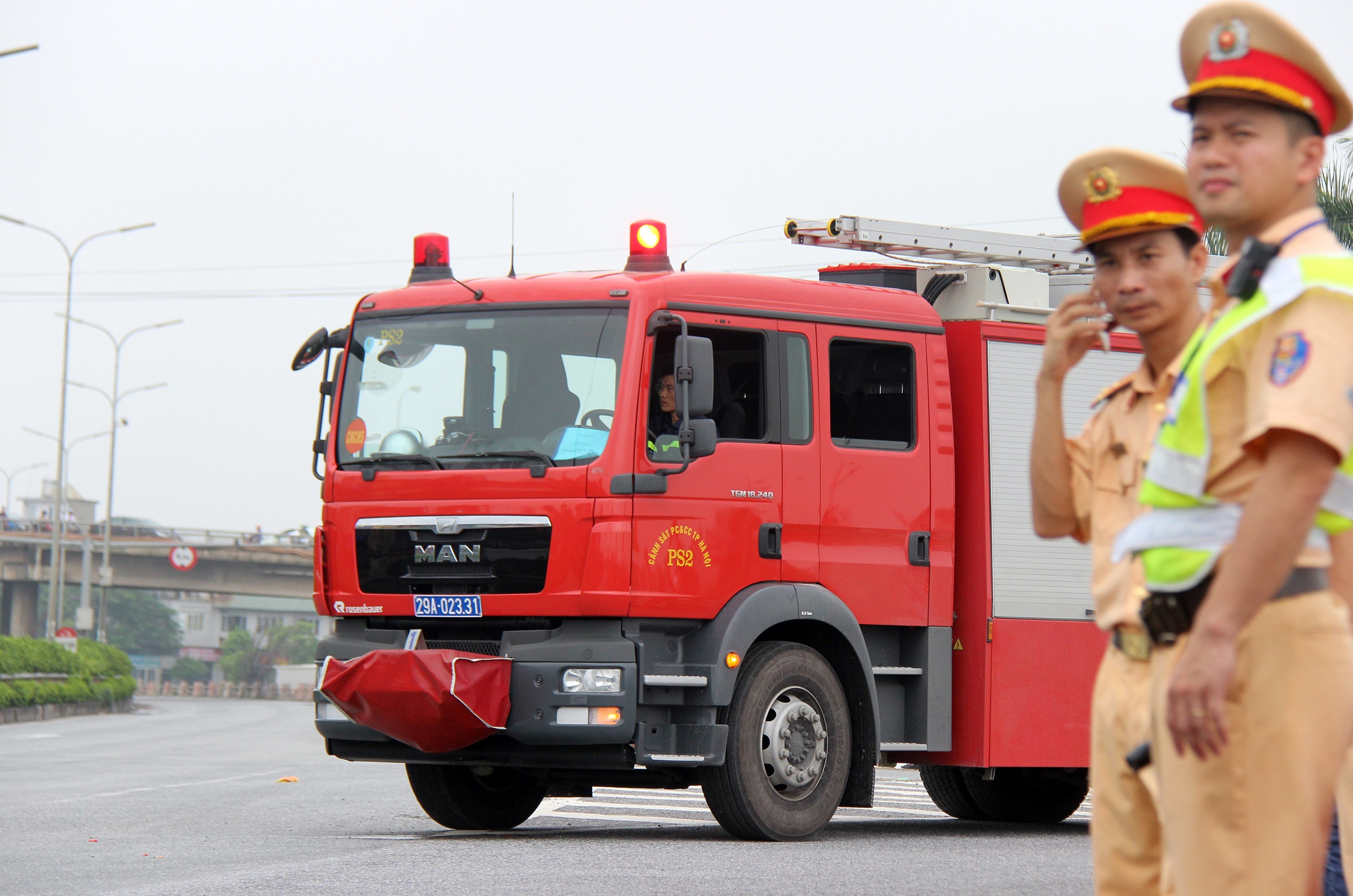 Xe khach tong xe cuu hoa anh 2