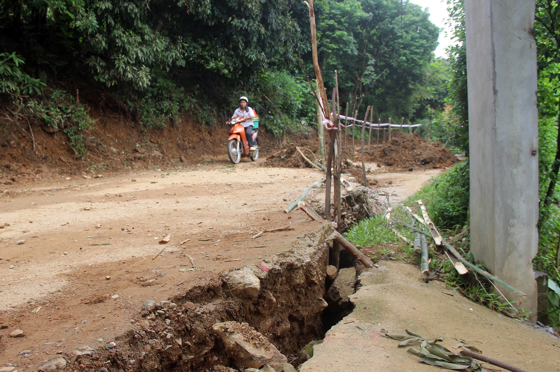 Di doi ca nghia trang xom sau tran sat lo ven song o Hoa Binh hinh anh