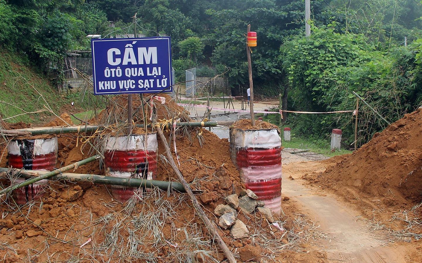 Canh hoang tan noi xom ven song Hoa Binh sau tran sat lo hinh anh