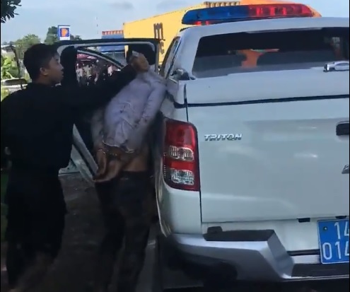 CSGT no sung vay bat nghi can ma tuy hinh anh