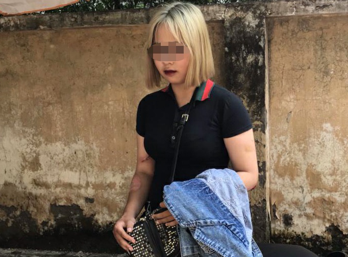 Thieu nu vi pham giao thong tong gay chan canh sat co dong hinh anh