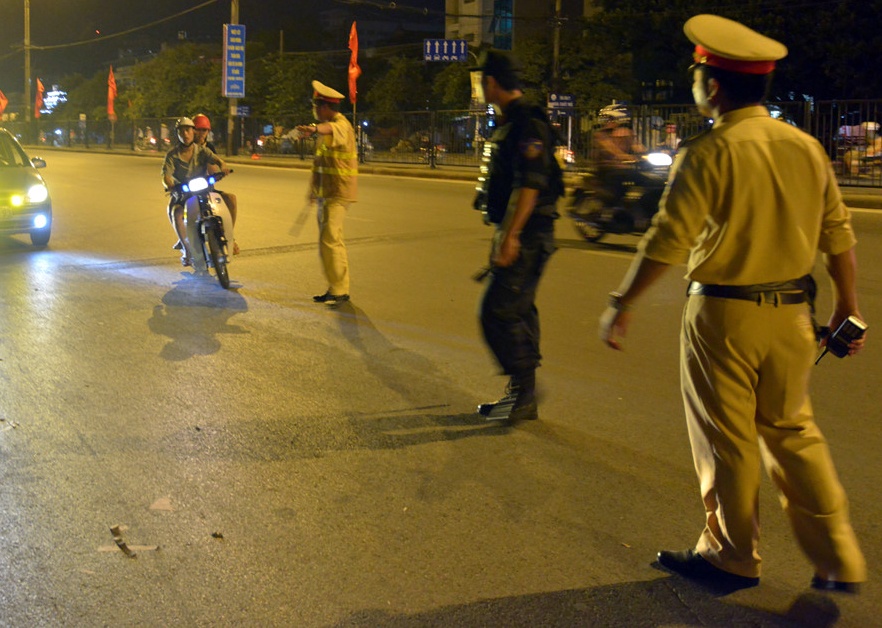 Cong an Ha Noi tung quan bao ve trat tu sau tran Viet Nam - Syria hinh anh