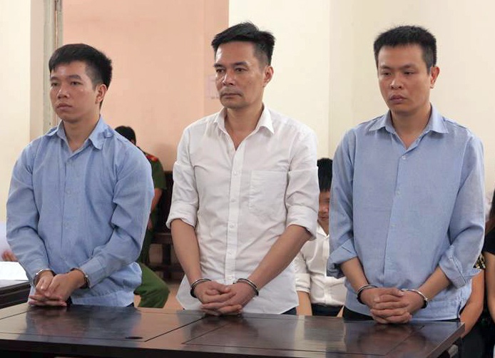 Cuu can bo hai quan trao tang vat nga voi linh 16 nam tu hinh anh