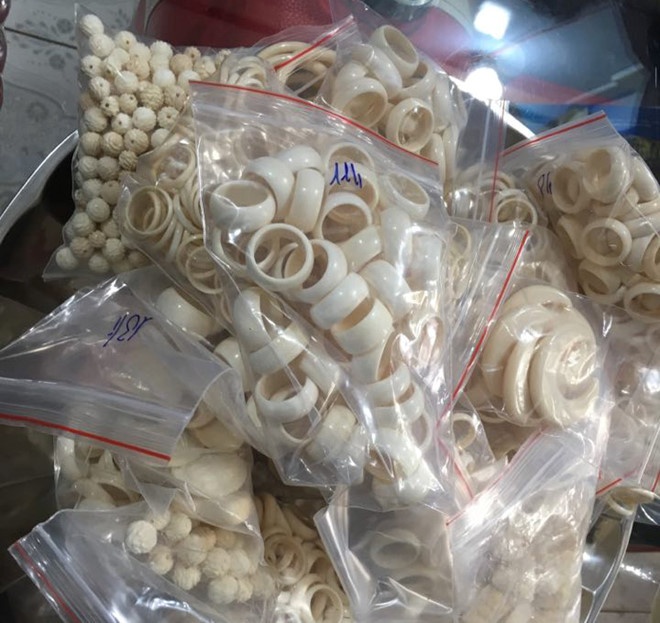 Cán bộ hải quan bán ngà voi ảnh 2 Can bo hai quan ban nga voi anh 2