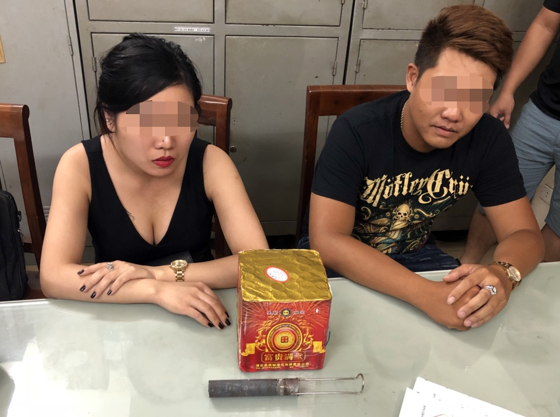 Đôi nam nữ mang pháo nổ ảnh 1 Doi nam nu mang phao no anh 1