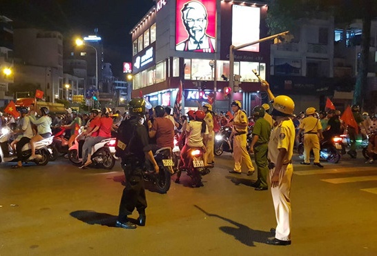 1.000 canh sat giu trat tu khi Olympic VN dau voi Han Quoc hinh anh