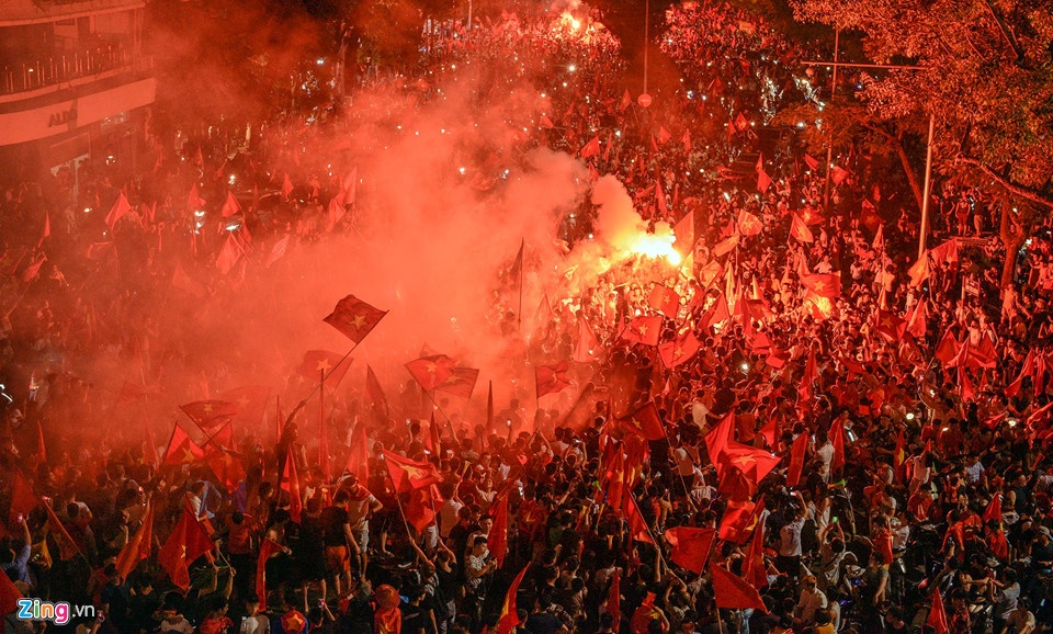 Cong an Ha Noi chong dua xe anh 2