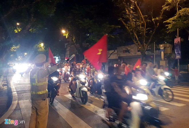 Cong an Ha Noi chong dua xe anh 1