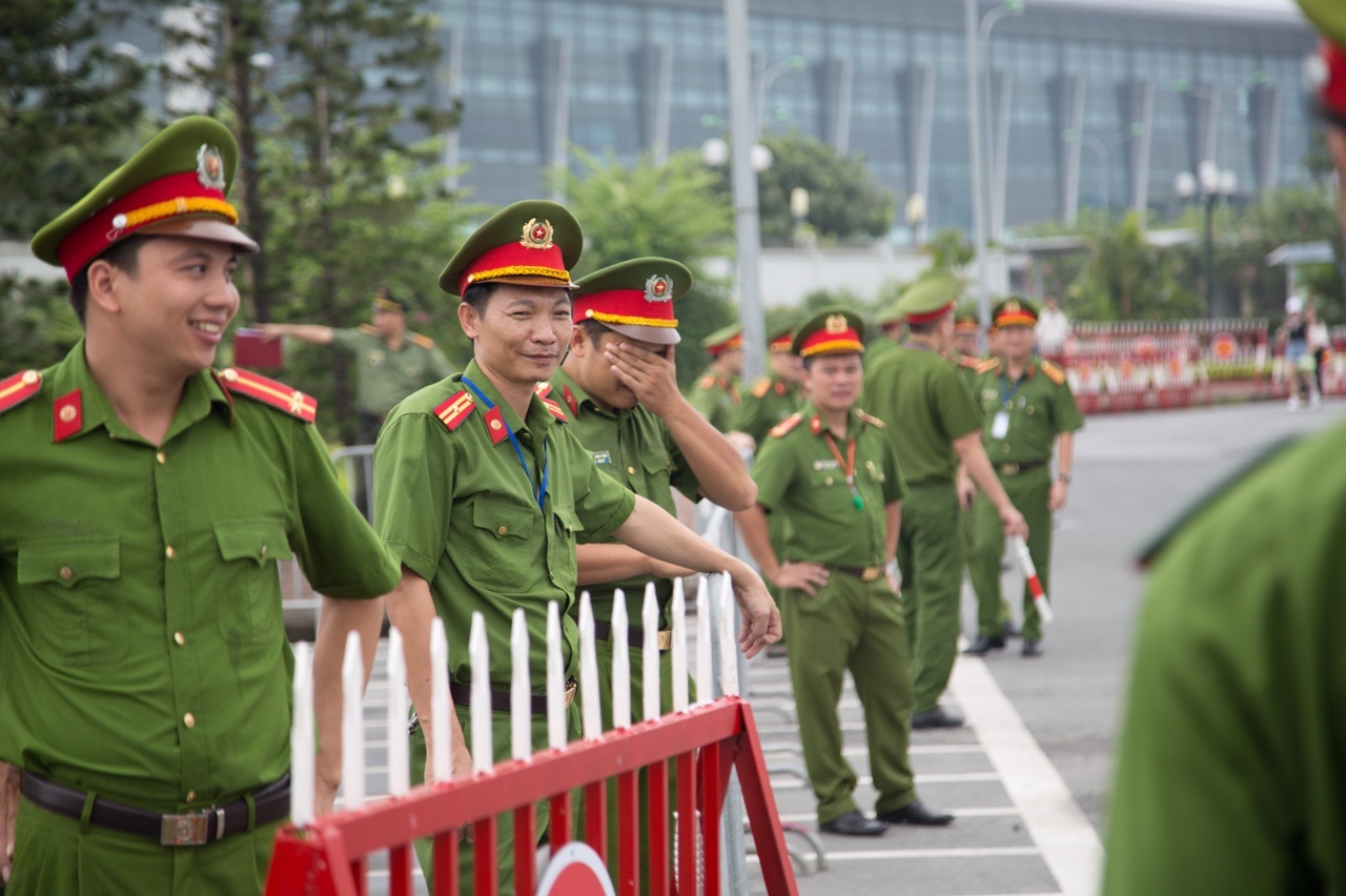 Hang tram canh sat bao ve le don doi tuyen Olympic Viet Nam hinh anh