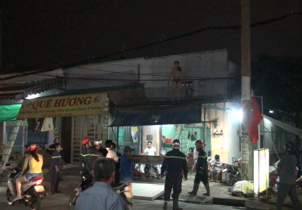 Thanh nien nghi ngao da uy hiep nguoi than, co thu tren mai nha hinh anh