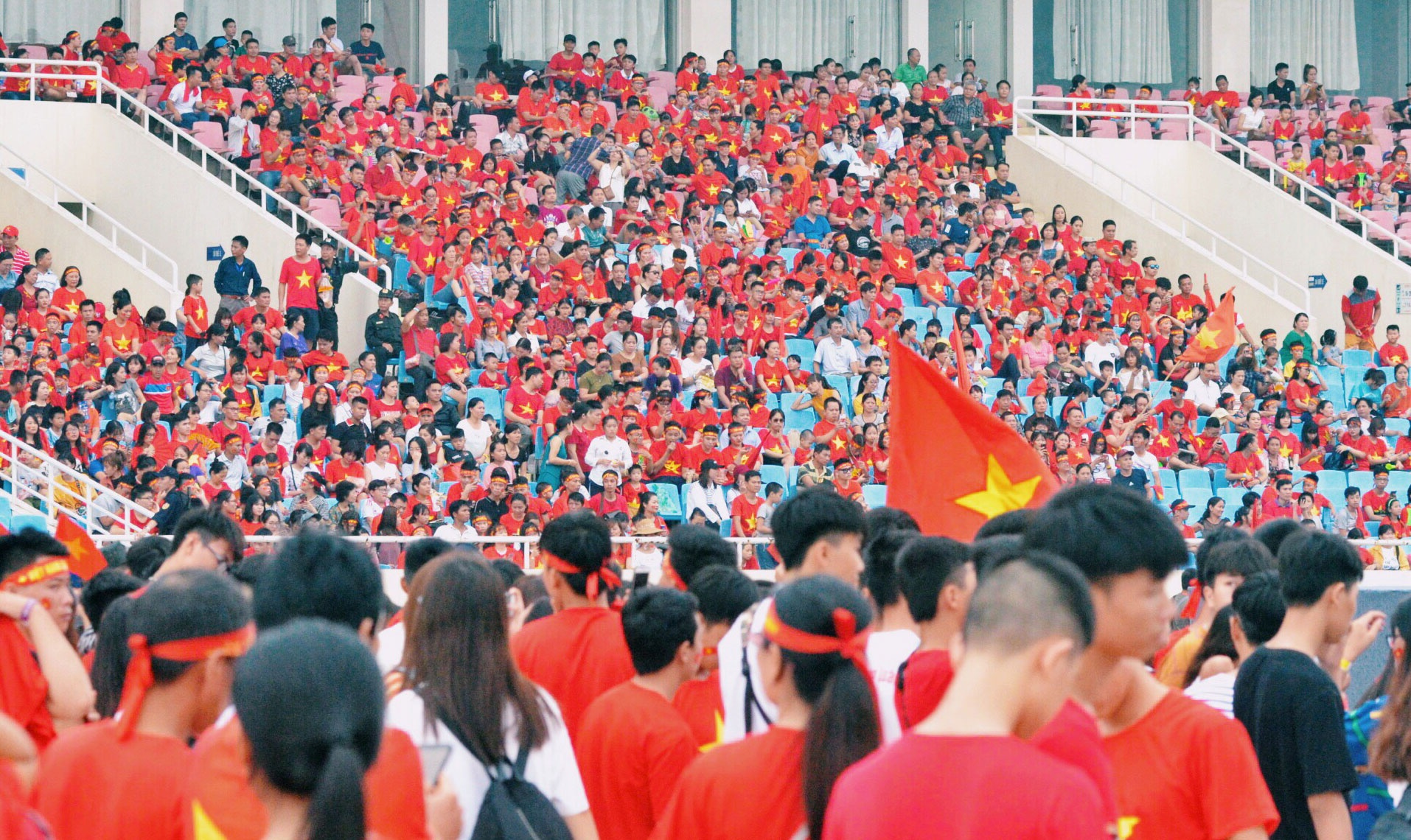 Co dong vien reo ho khi tuyen thu Olympic Viet Nam xuong san My Dinh hinh anh