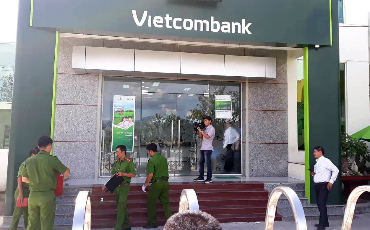 2 thanh nien bit mat, cuop ngan hang o Khanh Hoa hinh anh