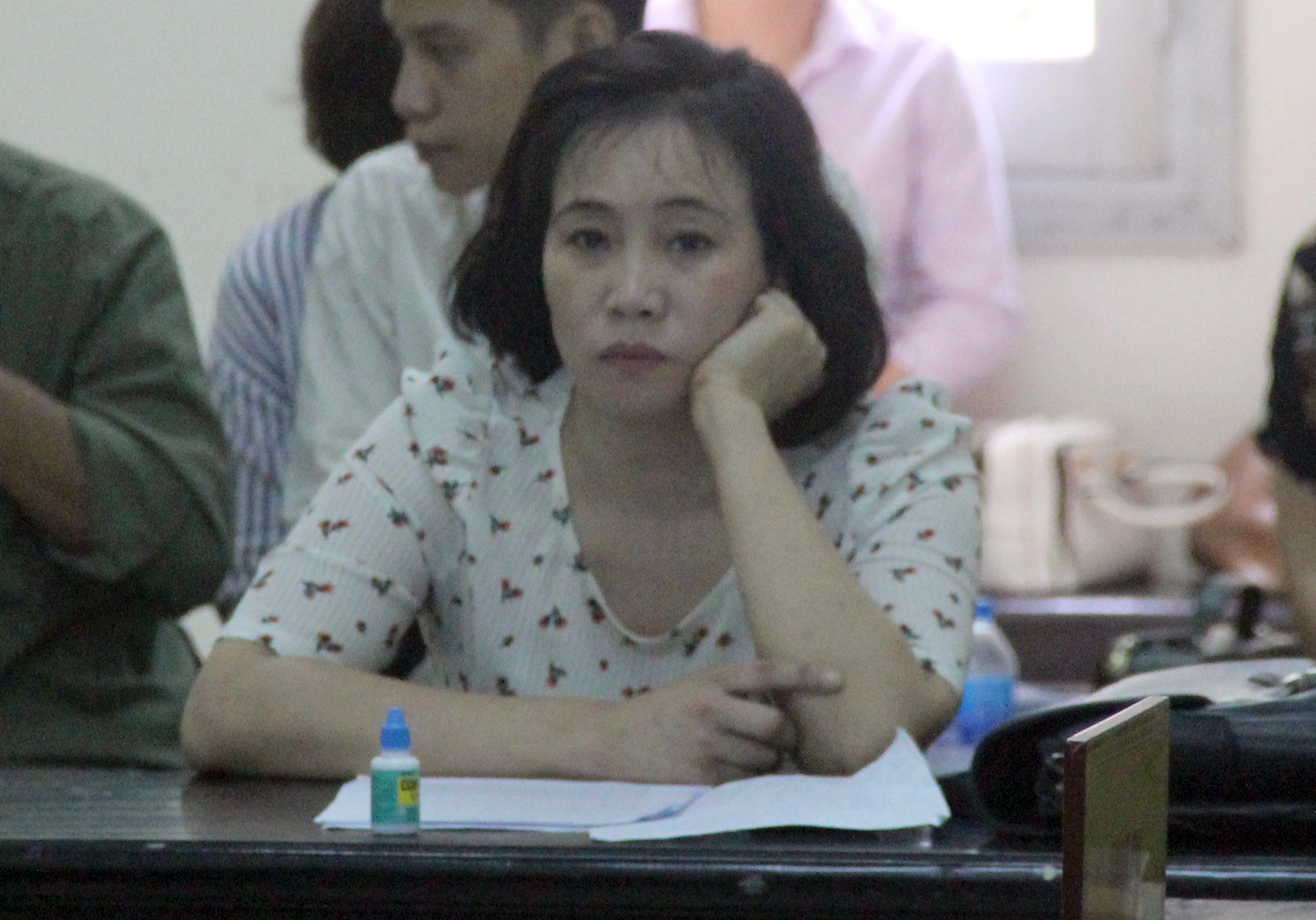 Nguoi dan ba bi cao buoc no sung ban chong keu oan tai toa hinh anh