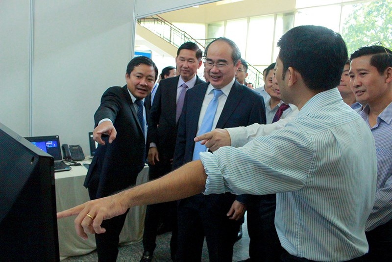 Bi thu Nguyen Thien Nhan: 'Moi nguoi dan la mot cam bien xa hoi' hinh anh