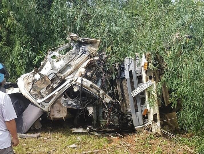 Xe bon chay tren 100 km/h truoc khi tong oto khach lam 13 nguoi chet hinh anh