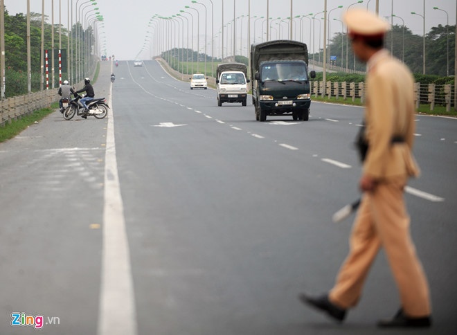 CSGT dung xe tren cao toc anh 1