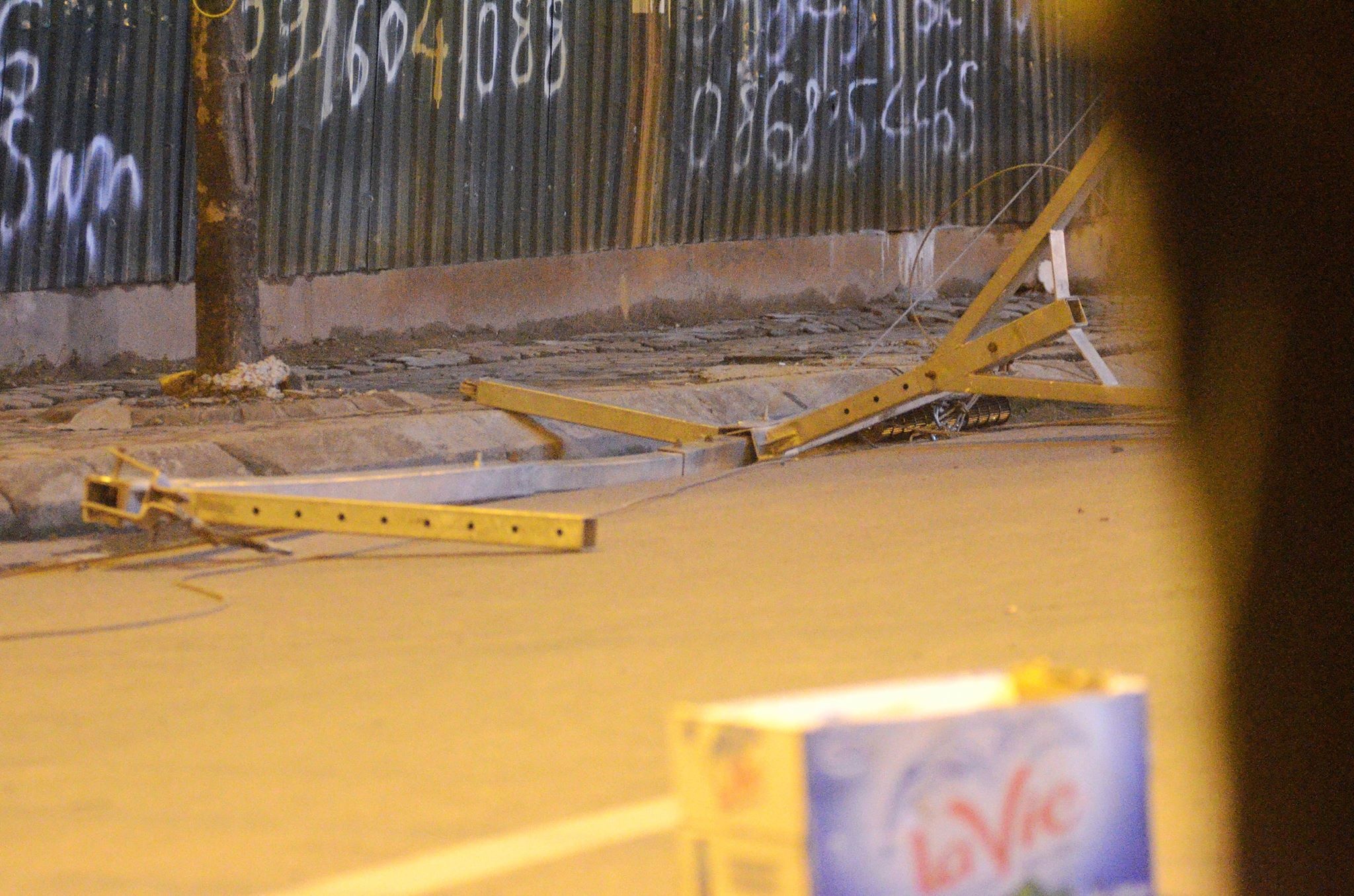 Thanh sắt rơi trúng người đi đường ảnh 4 Thanh sat roi trung nguoi di duong anh 4