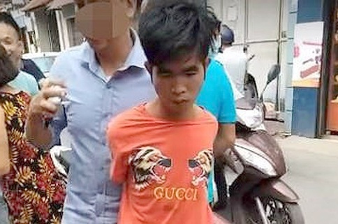 Ba chu tiem vang truy duoi thanh nien cuop giat day chuyen hinh anh