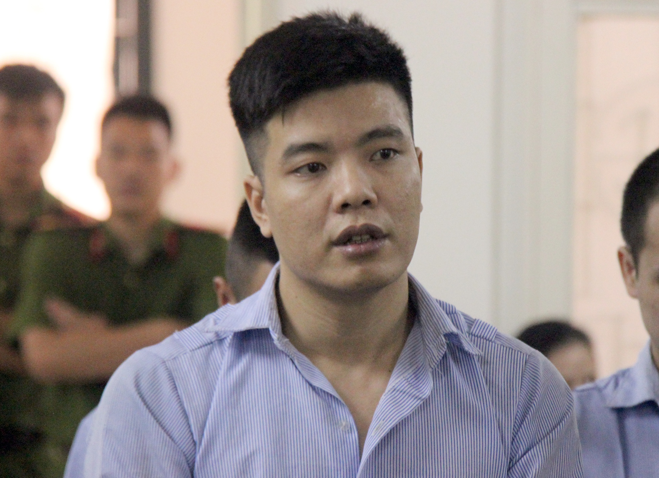 Nam can bo cong an quan cam co oto buon ma tuy da hinh anh