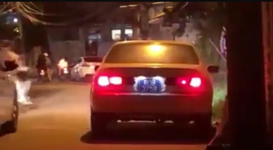 Xe bien so 80B cho tre em, hu coi chay bat mang gay nao loan quan 2 hinh anh