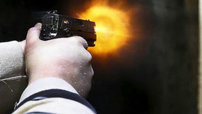 Tai xe taxi bi ban xuyen bung sau va cham voi oto Mazda hinh anh