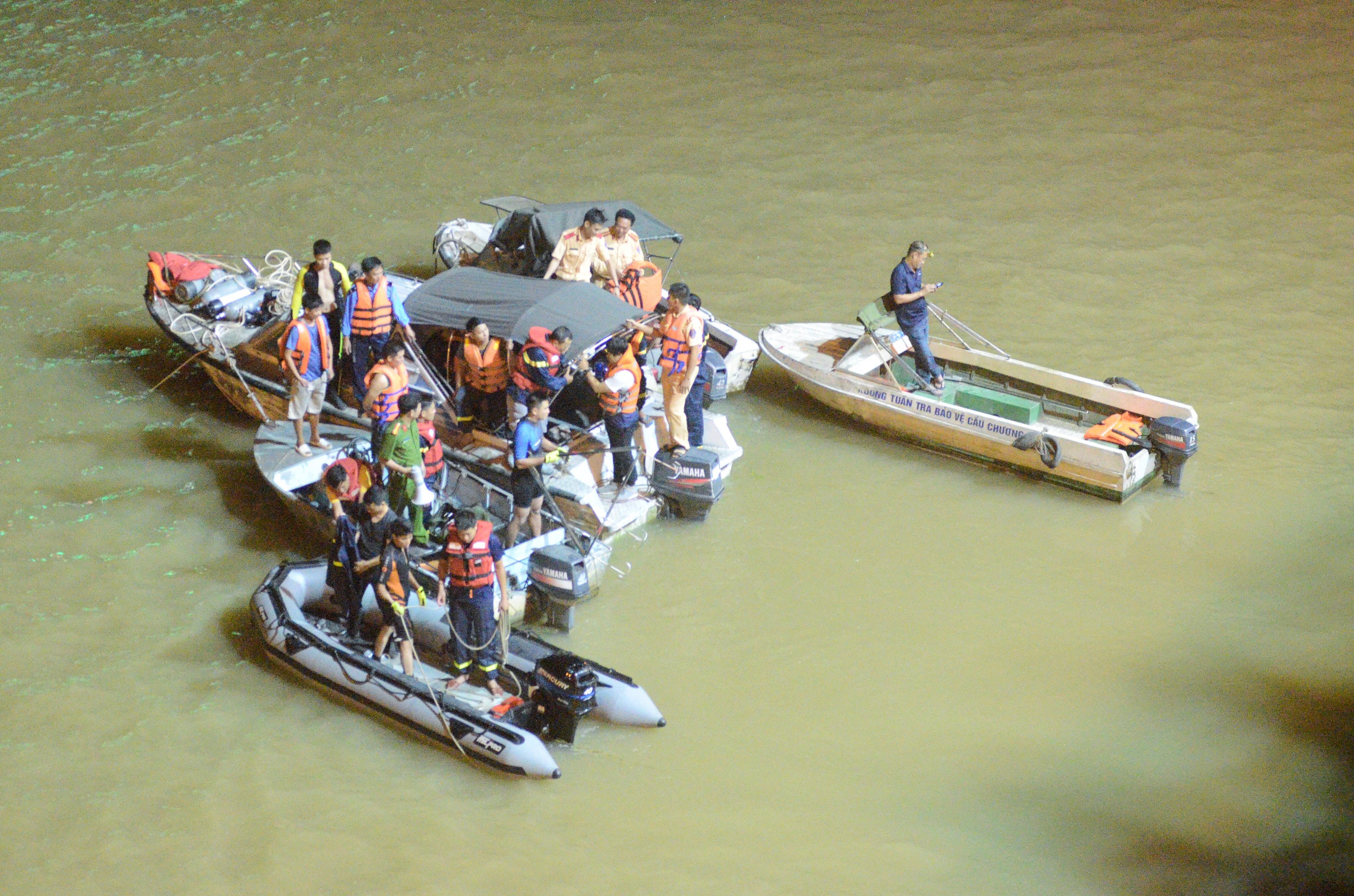 Ôtô rơi cầu Chương Dương ảnh 1 Oto roi cau Chuong Duong anh 1