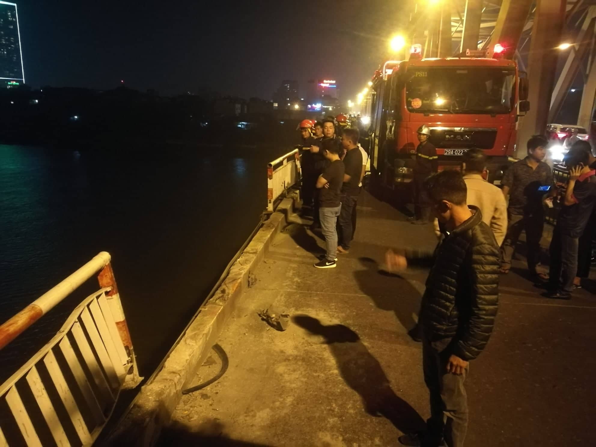 Oto tong gay lan can cau Chuong Duong, roi xuong song Hong hinh anh