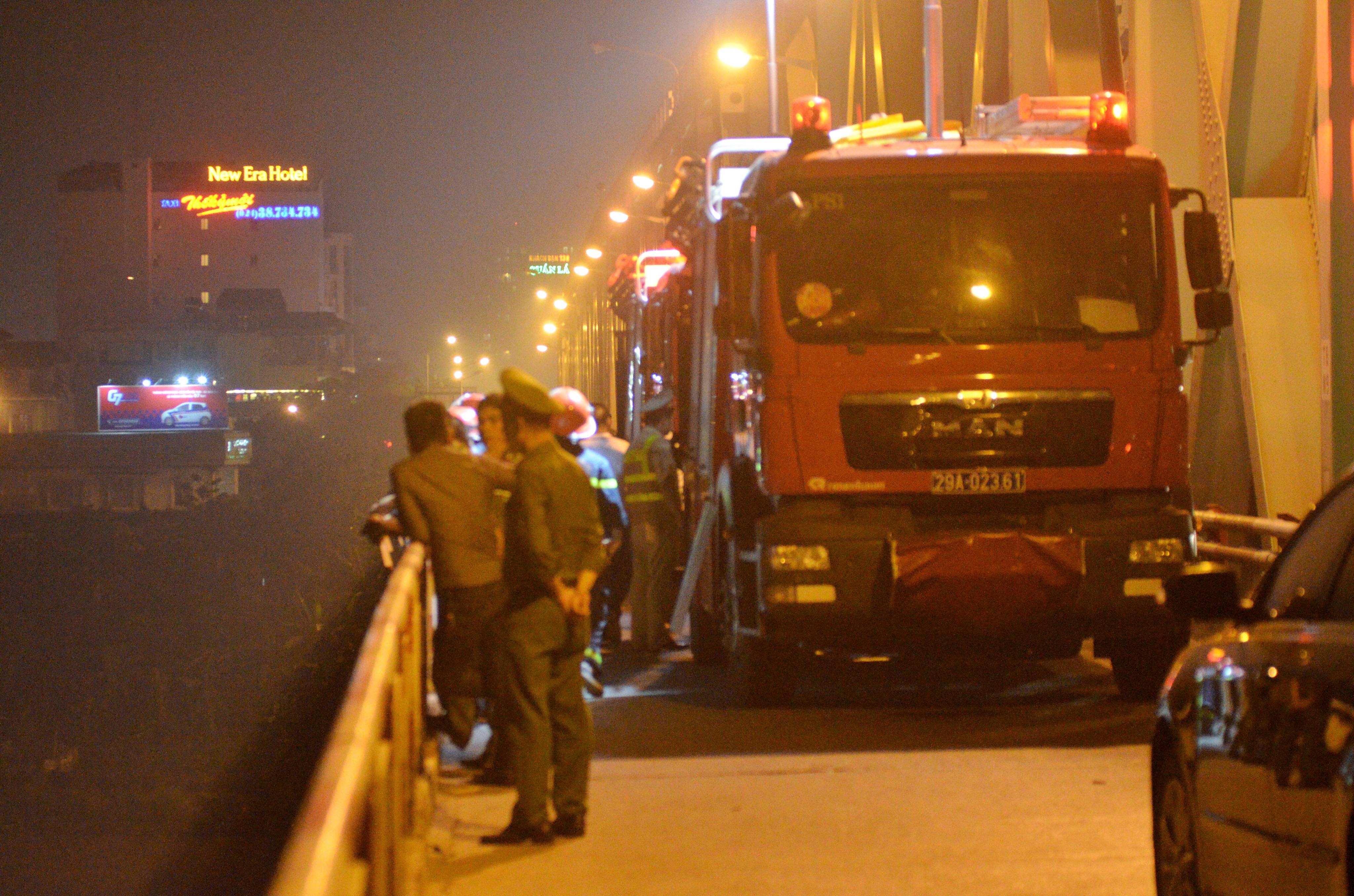 Ôtô rơi cầu Chương Dương ảnh 2 Oto roi cau Chuong Duong anh 2