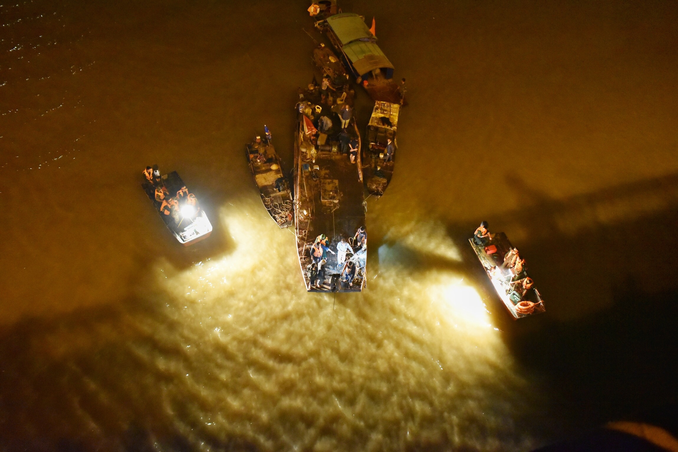 Trang dem tim kiem nan nhan cung chiec Mercedes roi xuong song Hong hinh anh