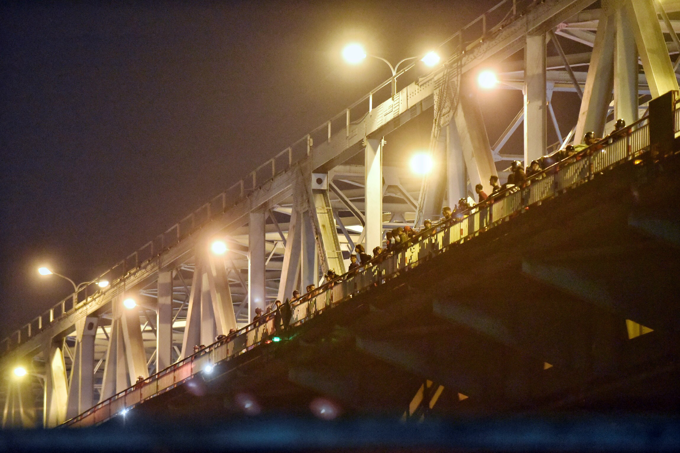 Oto roi xuong song Hong anh 2