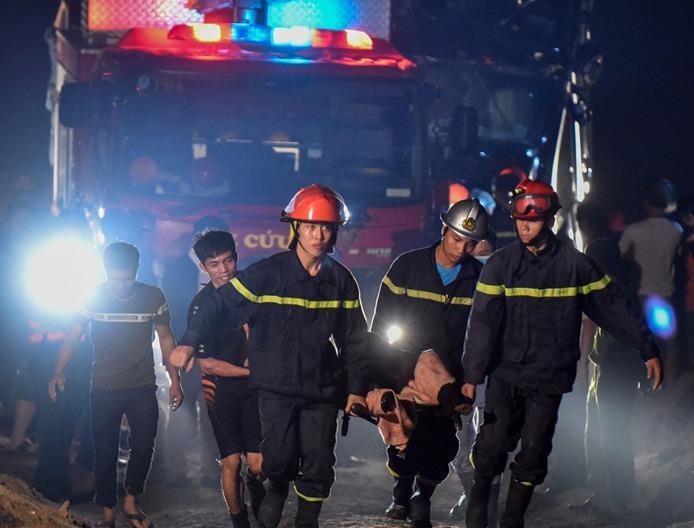 Co gai 21 tuoi lai Mercedes GLC lao xuong song Hong hinh anh