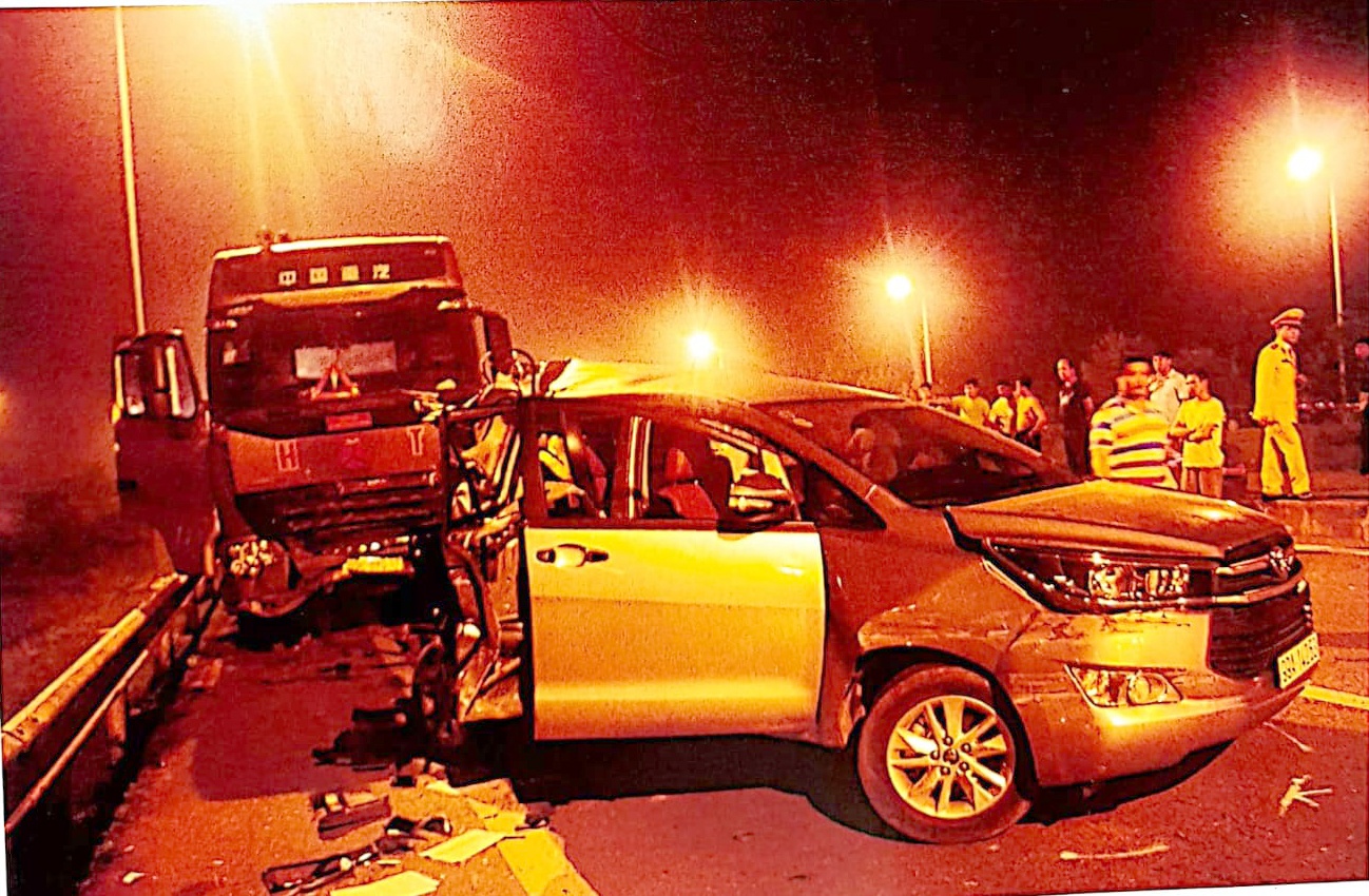 Xe dau keo dam Innova di lui cao toc anh 2