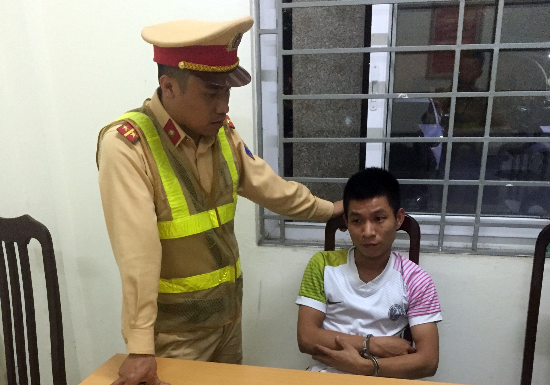 Canh sat 141 bat nhieu tai xe tang tru ma tuy hinh anh