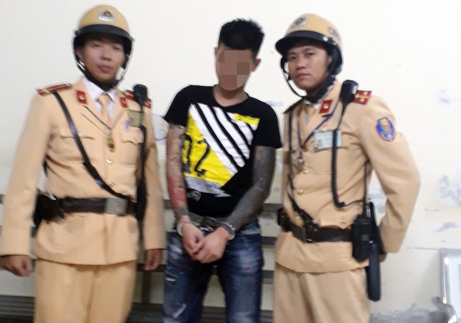 CSGT chan nhom nguoi nghi dung oto bat giu con no hinh anh