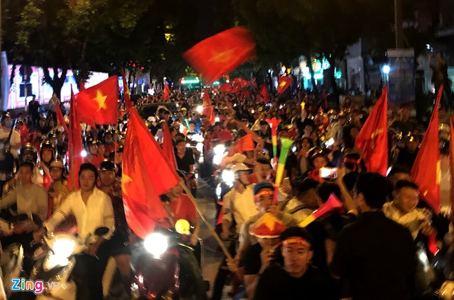 Cong an Ha Noi chong dua xe anh 1