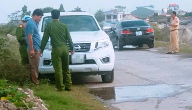 Thuong uy cong an tu vong trong oto dang no may do ngat khi hinh anh