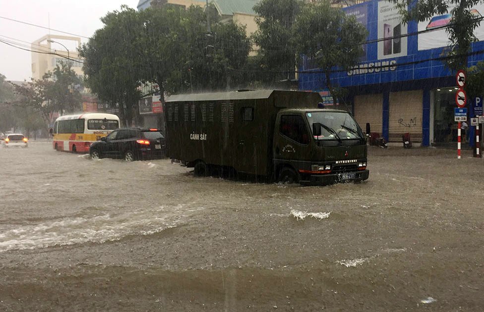 TP Vinh ngap trong bien nuoc sau con mua keo dai nhieu gio hinh anh