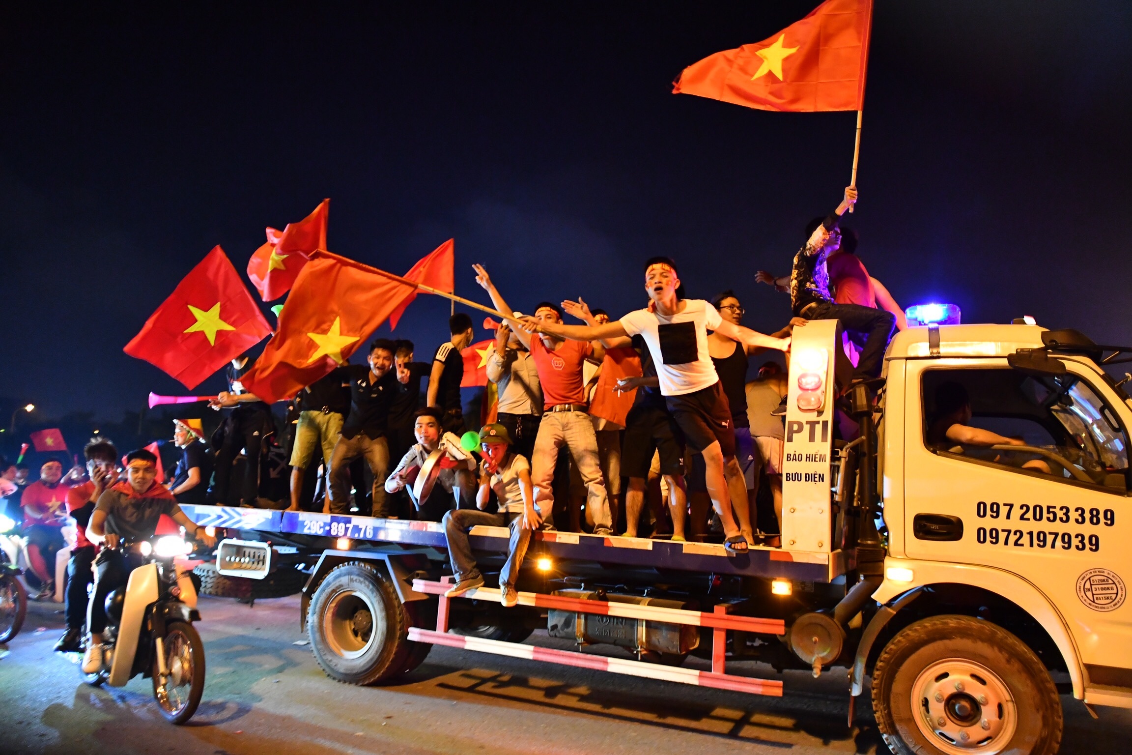 Canh sat mang sung dan cao su, xuyen dem chung ket AFF chong dua xe hinh anh