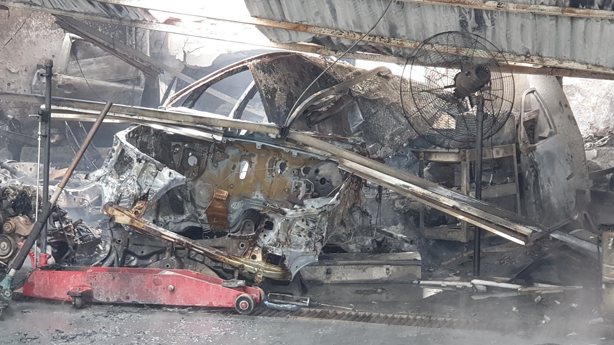 Xe hop bi thieu rui trong vu chay gara gan san My Dinh hinh anh