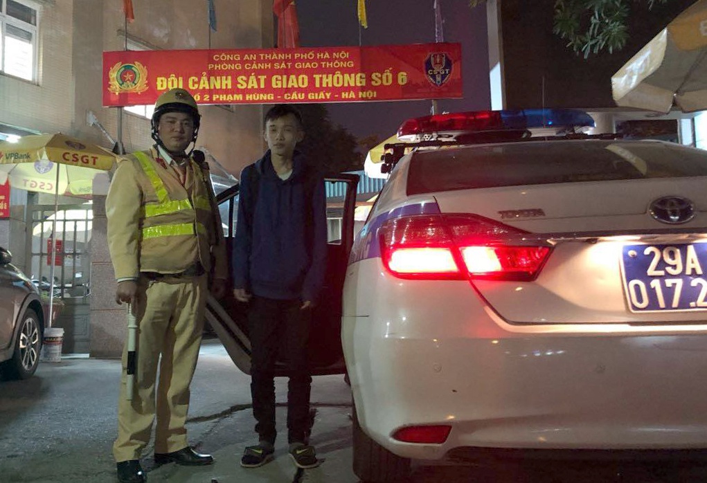 CSGT giup do nam thieu nien bo nha di lac hon 1.200 km hinh anh