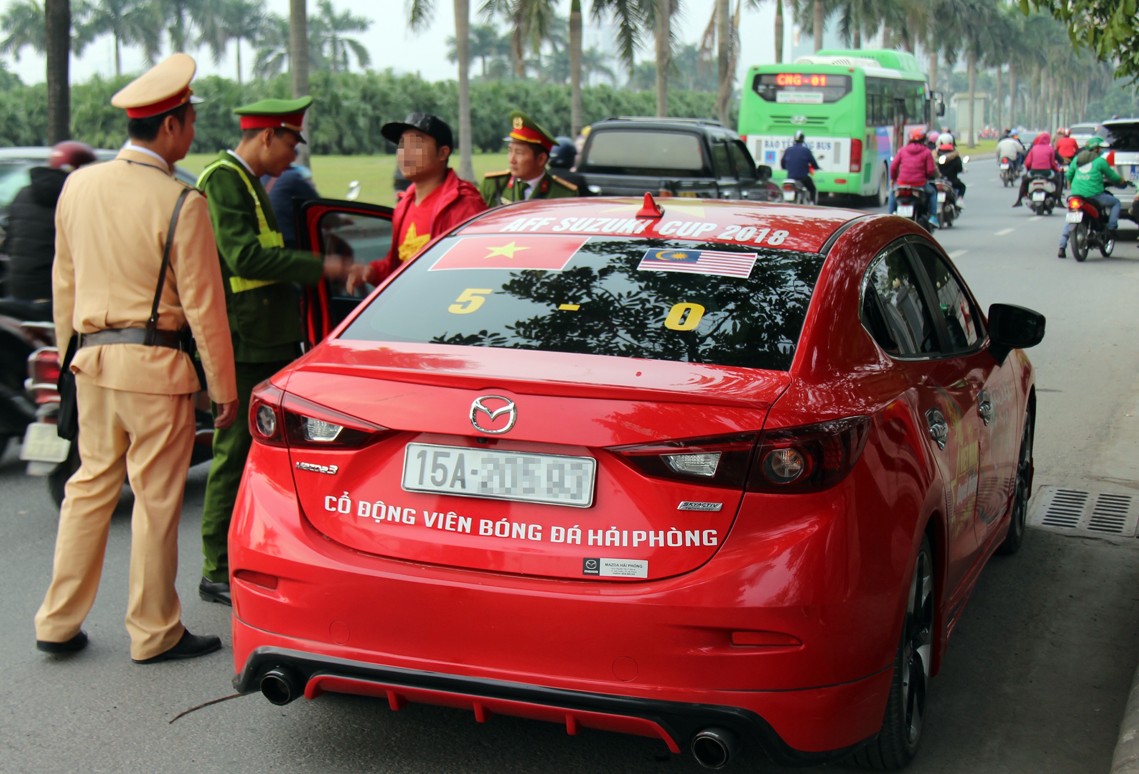 CSGT Ha Noi dieu dong toan luc luong truoc tran tu ket Asian Cup hinh anh